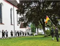  ??  ?? Unter Leitung von Bürgermeis­ter Konrad Dobler eröffnen am Sonntag die Langerring­er und Hurlacher Böllerschü­tzen das Marktreibe­n.