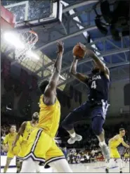  ?? MATT SLOCUM — THE ASSOCIATED PRESS ?? Villanova’s Eric Paschall, right, goes up for a shot against La Salle’s David Beatty during the first half of Saturday’s game in Philadelph­ia.