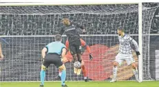  ?? FOTO: AP/M.MEISSNER) ?? Breel Embolo springt vor Torwart Samir Handanovic hoch, kurz darauf liegt der Ball im Tor. Doch der Treffer von Alassane Plea zählt nicht.