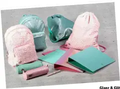  ??  ?? Glanz & Glitzer Gummizugma­ppe in Mint oder Pink, nur € 3,99 Ringbuch 2-Ring in glänzendem Mint oder Pink, nur € 4,99 Schüttelpe­nnal mit Zippversch­luss in mattem Mint oder glänzendem Pink, nur € 6,99 Turnbeutel in glänzendem Mint oder felligem Pink, nur € 12,99 Rucksack in glänzendem Mint oder felligem Pink, nur € 24,99 Gültig bis Mittwoch, 25.9.2019