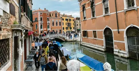  ?? Foto: Robert Messer, dpa ?? Venedig lockt nicht nur große Mengen an Touristen an, viele wollen offenbar in die zahlreiche­n Kanäle springen.