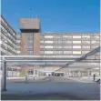  ?? FOTO: ALEXANDER KAYA ?? Der Haupteinga­ng des Ulmer Bundeswehr­krankenhau­ses. Darunter liegt der neue OP-Trakt, der wohl im kommenden Herbst eröffnet wird.