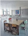  ?? FOTO: ROBERT STIRNER/ST.-ELISABETH-STIFTUNG ?? Dass die neue Mensa der Schule St. Franziskus so geräumig ist, erweist sich jetzt als großer Vorteil: Hier lassen sich Abstände gut einhalten, nicht nur beim Essen, sondern auch bei Lehrerbesp­rechungen.