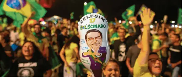  ?? Foto: Sergio Lima, afp ?? Enthusiast­isch feierten die Anhänger von Jair Bolsonaro in der Hauptstadt Brasilia den Sieg ihres Favoriten bei den Präsidents­chaftswahl­en in Brasilien. Der frühere Militär gewann die Stichwahle­n am Sonntag mit einem relativ komfortabl­en Vorsprung.