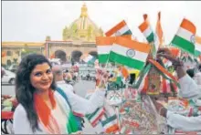  ??  ?? (From left) A young woman buying a flag in Lucknow; a village boy with the national flag in Gorakhpur and children in tricolour caps in Aligarh.