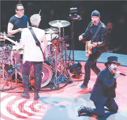  ??  ?? Larry Mullen Jr., Adam Clayton, The Edge y Bono, de la banda irlandesa U2, ayer durante una presentaci­ón de la gira Experience+Innocence, en el United Center de Chicago ■ Foto Afp