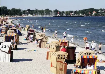  ?? Foto: imago/nordpool/Taege ?? Urlauber am Strand von Eckernförd­e