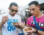  ??  ?? OMAR VÉLEZ (izq.) y Carlos Machado degustaron las delicias que se confeccion­aron durante la actividad en Miramar.