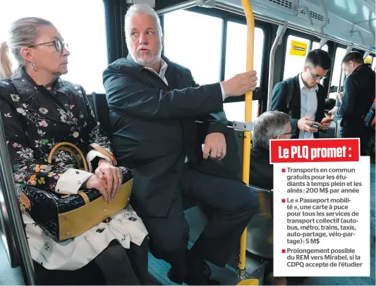  ?? PHOTO POOL RYAN REMIORZ – COLLABORAT­ION SPÉCIALE ?? Question de donner l’exemple, le chef du PLQ, Philippe Couillard, est monté à bord d’un autobus de la Société de transport de Laval avec sa conjointe, Suzanne Pilote, hier matin, pour se rendre au Collège Montmorenc­y où il procédait à son annonce du jour.