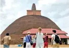  ??  ?? Bloggers exploring the historical city of Anuradhapu­ra