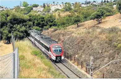  ?? M. H. ?? Un tren de Cercanías a su paso por Benalmáden­a.