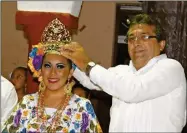  ??  ?? La coronación de la soberana de los festejos, Karla Manuela Herrera Sáenz, a cargo de Pedro Campos Erosa, representa­nte del gobernador. A la derecha, la presentaci­ón de uno de los grupos jaraneros