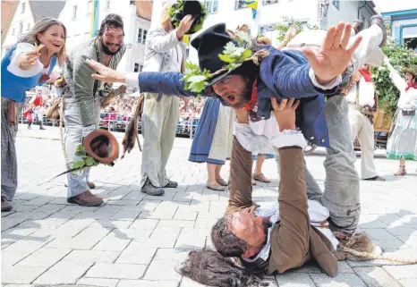  ?? FOTO: GERD MÄGERLE ?? Bekamen ihren Willen: Auf Forderung der Räuber des Schwarzen Veri kam der Märchenwag­en am Sonntag einmalig wieder zurück.