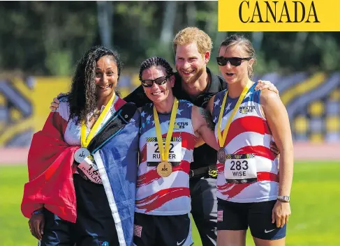  ?? CHRIS DONOVAN / THE CANADIAN PRESS ?? Prince Harry poses with women’s 100-metre dash medallists, from left, Sabrina Daulaus of France, Sarah Rudder of the U.S., and Christy Wise of the U.S. at the Invictus Games in Toronto on Sunday. Harry, who launched the games, did two tours of duty in Afghanista­n.