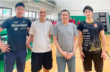  ?? PHOTOGRAPH COURTESY OF STRONG GROUP ?? SUSPENDED University of the East coach Jerry Yee (second from right) and interim mentor Obet Vidal (second from left) welcome the inclusion of Shota Sato (right) to the Lady Warriors coaching staff in the ongoing Season 86 UAAP women’s volleyball tournament. Also shown is Farm Fresh consultant Hideo Suzuki.