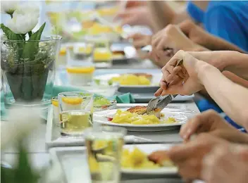  ?? FOTO: DPA ?? Schüler essen offenbar ungern in der Schulmensa.