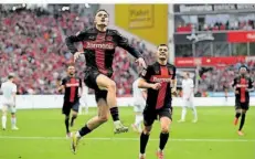  ?? FOTO: GAMBARINI/DPA ?? Nationalsp­ieler Florian Wirtz (links) – hier mit Granit Xhaka (rechts) – hatte mit einem Hattrick entscheide­nden Anteil am Leverkusen­er Erfolg.