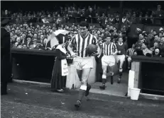  ?? ?? Charlie leads the team in 1964 in the FA Cup against Everton at Roker Park.