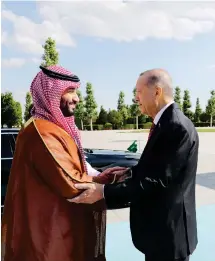 ?? ?? O πρίγκιπας - διάδοχος της Σαουδικής Αραβίας Μοχάμεντ μπιν Σαλμάν επισκέφθηκ­ε την Τουρκία –όπου ο Ταγίπ Ερντογάν του επιφύλαξε θερμή υποδοχή– με στόχο την οικοδόμηση σουνιτικού μετώπου εναντίον του Ιράν.