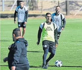  ?? (NICOLÁS BRAVO) ?? La pelota, al “10”. Suárez estará desde el arranque ante Colón, en Alberdi. El atacante renovó hasta 2022, y la “B” lo necesita a pleno.