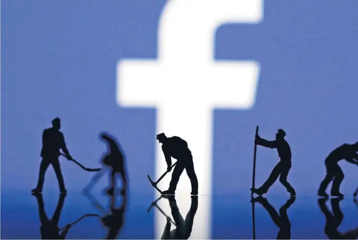  ??  ?? ► Miniaturas de trabajador­es junto al logo de Facebook.