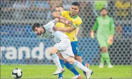  ?? FOTO: GETTY ?? Casemiro comete falta sobre Messi en la pasada Copa América