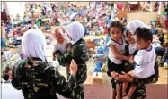  ?? ROMEO RANOCO/REUTERS ?? JANGAN REWEL, YA: Tentara perempuan Filipina menggendon­g anak-anak pengungsi dari Kota Marawi di Balo-i, Provinsi Lanao del Norte, Filipina, kemarin.