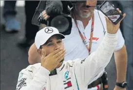  ?? FOTO: AP ?? Lewis Hamilton, muy emocionado. Su abuelo murió cuatro días antes