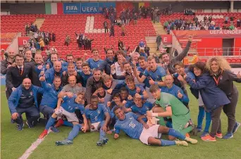  ??  ?? La Nazionale Under 17 in festa a Rotherham dopo la qualificaz­ione alla finale dell’Europeo