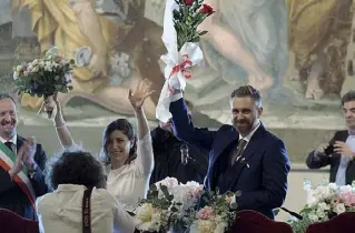  ?? ?? Il «sì»
In Cappella Farnese si è sposato il sindaco di Bologna Matteo Lepore (Nucci /LaPresse)