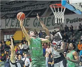  ?? (PEDRO CASTILLO) ?? Atenas, con todo. Nicolás Romano se esfuerza para sumar.