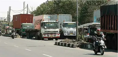  ?? GUSLAN GUMILANG/JAWA POS ?? JELANG LEBARAN: Jalan Tambak Osowilangu­n dipenuhi kendaraan besar kemarin. Mulai malam ini hingga H+6 Lebaran, kendaraan dilarang beroperasi.