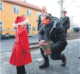  ??  ?? VELKOMST: Dina Lia Lindal (5) og Dyrebo gårdsbarne­hage tok imot kronprins Haakon på Vegårshei stasjon klokken halv tolv.