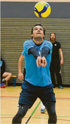  ?? Foto: Anton Färber ?? Florian Gnad feierte mit den Volleyball­herren des VSC Donauwörth einen Sieg über Friedberg, gegen Bobingen aber setzte es eine Niederlage.