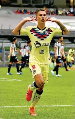  ??  ?? ESPERA. Uribe celebra un gol marcado en la Jornada 1 con el América.