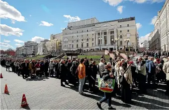  ?? AP ?? People line up to pay their last respects at the coffin of former Soviet President Mikhail Gorbachev outside the Pillar Hall of the House of the Unions in Moscow.