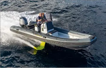  ??  ?? C’est cette version  mètres du Flying RIB que nous avons eu la chance de tester sur le plan peu avant la clôture, hier soir, du Cannes Yachting Festival. d’eau cannois,