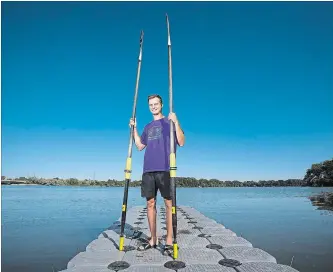  ?? JULIE JOCSAK THE ST. CATHARINES STANDARD ?? Scott Klassen is photograph­ed with his oars.