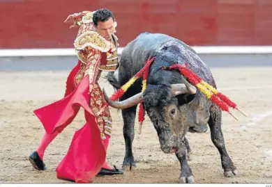  ?? EFE ?? Rafaelillo, que cortó una oreja ayer en Madrid, lidiando al primer toro de su lote, del hierro de Adolfo Martín.