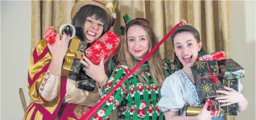  ?? Paul Gillis ?? Bath Theatre Royal panto stars Rebecca Wheatley and Jenny Huxley-gordon with Roxy Thomas who is a Christmas coordinato­r for Julian House. They are wrapping Christmas presents to promote a charity gift wrap station available in Bath