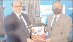  ??  ?? ISLAMABAD
Federal Insurance Ombudsman, Dr. Khawar Jameel, presenting annual report-2020 to President Dr. Arif Alvi.
-APP