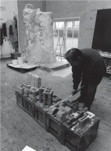  ??  ?? Per Kirkeby dans son atelier. (© Per Kirkeby, Court. Galerie Michael Werner Märkisch Wilmersdor­f, Cologne & New York). Per Kirkeby in his studio