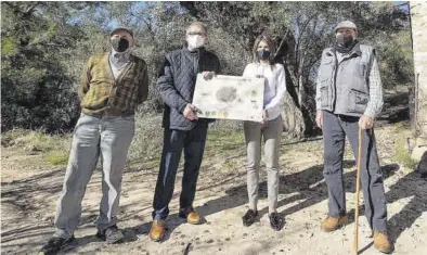  ?? JAVIER VILAR ?? El presidente de la Diputación y la diputada de Medio Ambiente, el día de la celebració­n del Día del Árbol en Suera.