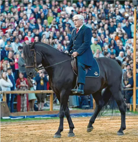  ?? Fotos: Thorsten Jordan ?? Prinz Luitpold hat das Kaltenberg­er Ritterturn­ier vor 38 Jahren ins Leben gerufen – und er eröffnet die Spiele auch wie hier im Jahr 2017.