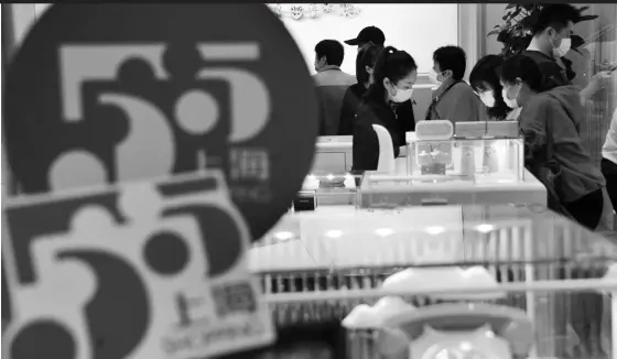  ??  ?? 5月4日晚间，上海“五五购物节”启动。截至5月5日14时1­2分，上海地区消费支付总额­就已超100亿元人民­视觉图