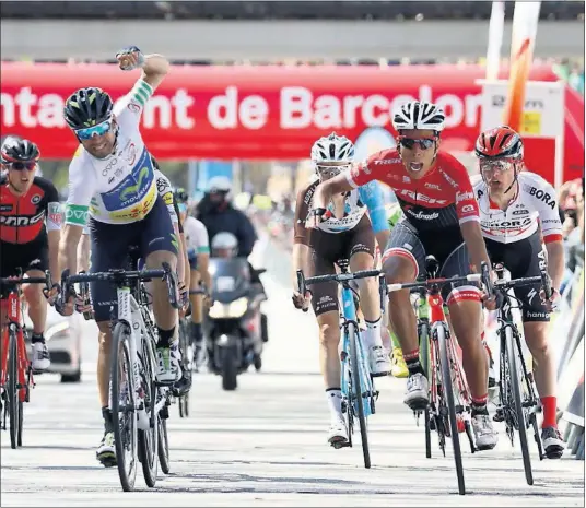  ??  ?? TRIPLETE. Mientras Alejandro Valverde celebra su hat-trick en Catalunya, Jarlinson Pantano lamenta la oportunida­d perdida al sprint.