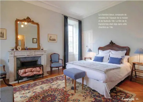  ??  ?? La chambre bleue, composée de meubles de l’époque de la maison et de fauteuils 18e. La tête de lit, transformé­e était déjà dans cette chambre au 19e.