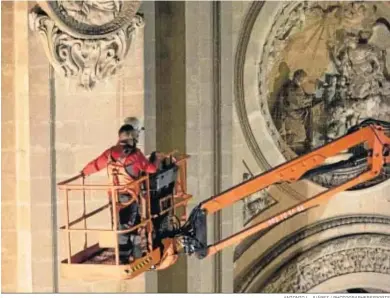  ?? ANTONIO L. JUÁREZ / PHOTOGRAPH­ERSSPORTS ?? Un técnico comprueba desde una grúa los desperfect­os causados en la fachada de la Catedral de Granada.