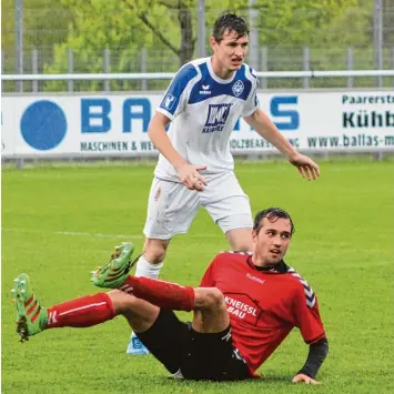  ?? Foto: Willi Baudrexl ?? Der TSV Kühbach muss nach dem Unentschie­den gegen Aichach wieder runter in die Kreisklass­e: (am Boden) Lukas Aidelsburg­er vom TSV, (hinten) David Burghart vom BCA.