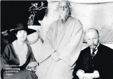  ??  ?? Keyserling y su esposa junto a Rabindrana­th Tagore.